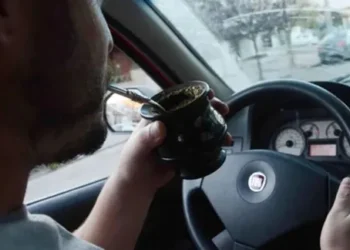 Córdoba desmiente prohibición y multas por tomar mate al volante
