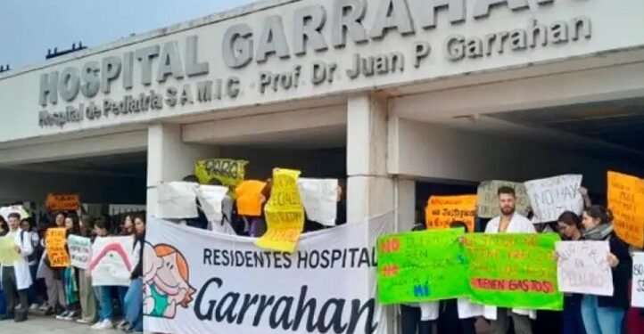 El Gobierno se compromete a mejorar salarios de residentes del Garrahan