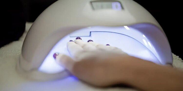 Lámparas de secado de esmalte podrían dañar la piel, advierte CONICET