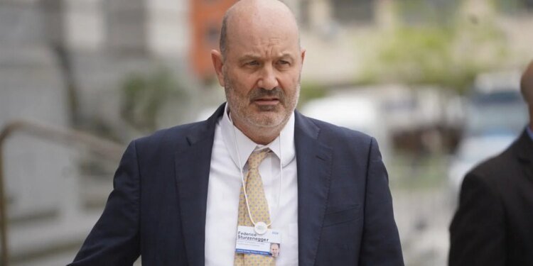 Sturzenegger adelanta reformas laborales y de seguros junto al Presidente