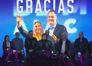 Milei y Adorni celebran un triunfo histórico y convocan a la oposición a unirse a La Libertad Avanza