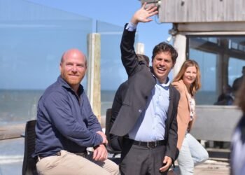 Kicillof impulsa la reelección indefinida de intendentes en el Senado de la Provincia