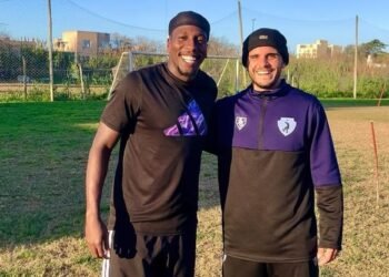 Jan Hurtado visita centro deportivo en Los Hornos y comparte su experiencia