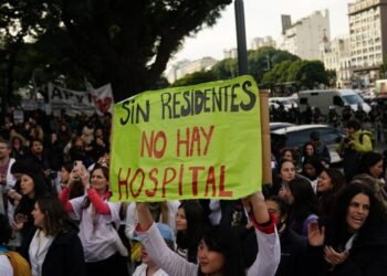 Gobierno exige levantar paro en el Garrahan para negociar salariail