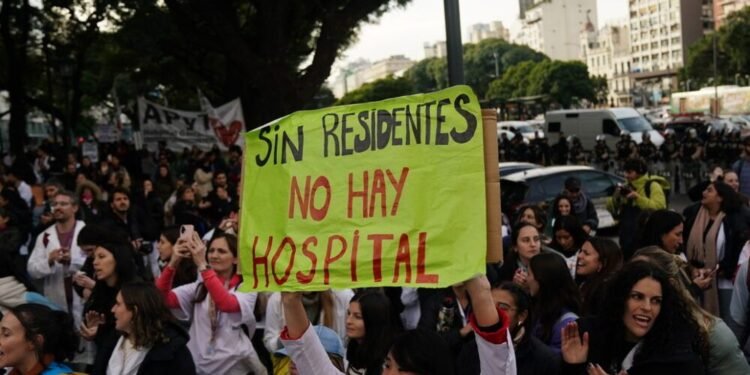 Gobierno exige levantar paro en el Garrahan para negociar salariail