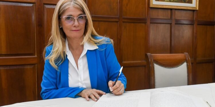 Verónica Magario impulsa reelección indefinida para intendentes en Provincia