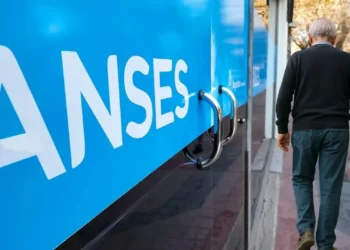 Oposición impulsa reforma previsional y aumento del bono de Anses en 2025