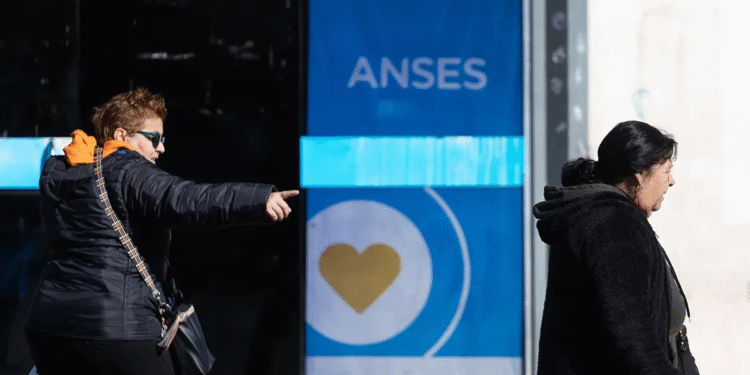 Jubilados: ¿De cuánto será el aumento y el bono extra de ANSES en junio?