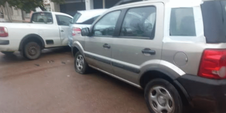 Un hombre murió en Córdoba tras descompensarse y chocar contra autos estacionados