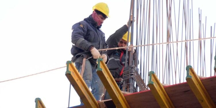 Sueldo por hora de albañiles: aumentos por categoría en 2025