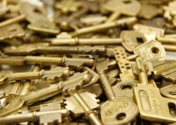 Convierte tus llaves viejas en originales marcadores para el jardín