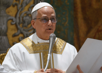 León XIV inicia su papado recordando al Papa Francisco y llamado a un servicio renovado en la Iglesia