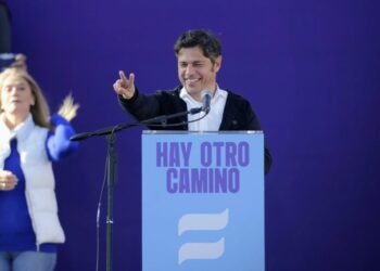 Kicillof lanza el Movimiento Derecho al Futuro y critica a Milei en La Plata