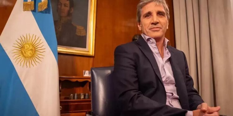 Gobierno y Ford discuten venta de autos 0km en cuotas en dólares para reactivar el mercado automotor