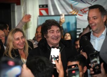 Milei critica a periodistas por fake news y defiende la libertad de expresión