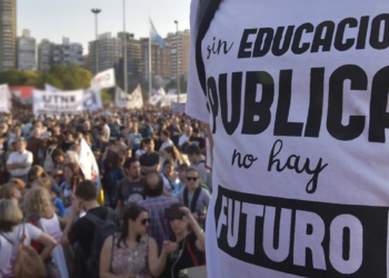 Los no docentes reclaman aumento salarial del 70% tras pérdida del 42%