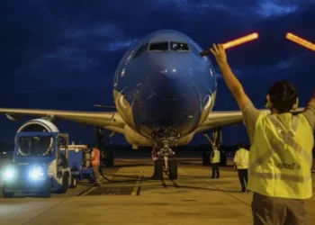 Paro de pilotos afecta 6 mil pasajeros y causa caos en Aerolíneas Argentinas