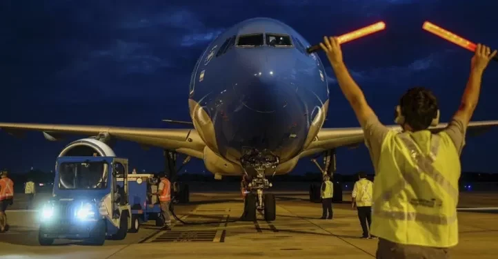 Paro de pilotos afecta 6 mil pasajeros y causa caos en Aerolíneas Argentinas