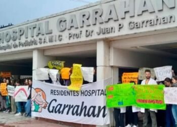 Médicos del Hospital Garrahan rechazan aumento salarial y mantienen paro