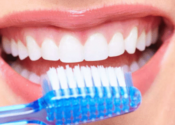 ¿Es mejor cepillarse los dientes antes o después del desayuno? Expertos opinan