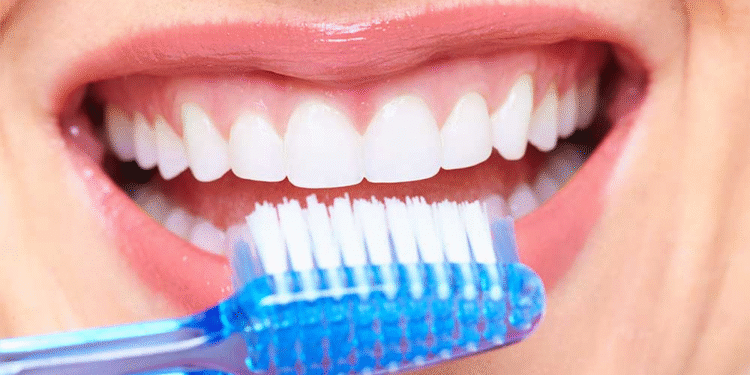 ¿Es mejor cepillarse los dientes antes o después del desayuno? Expertos opinan