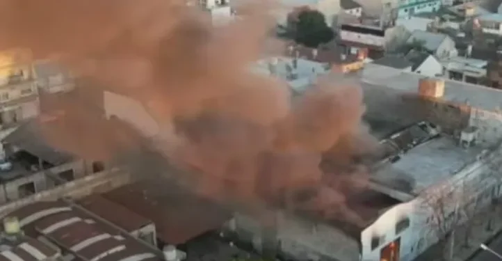Incendio en fábrica de plástico en San Justo complica a bomberos por falta de agua