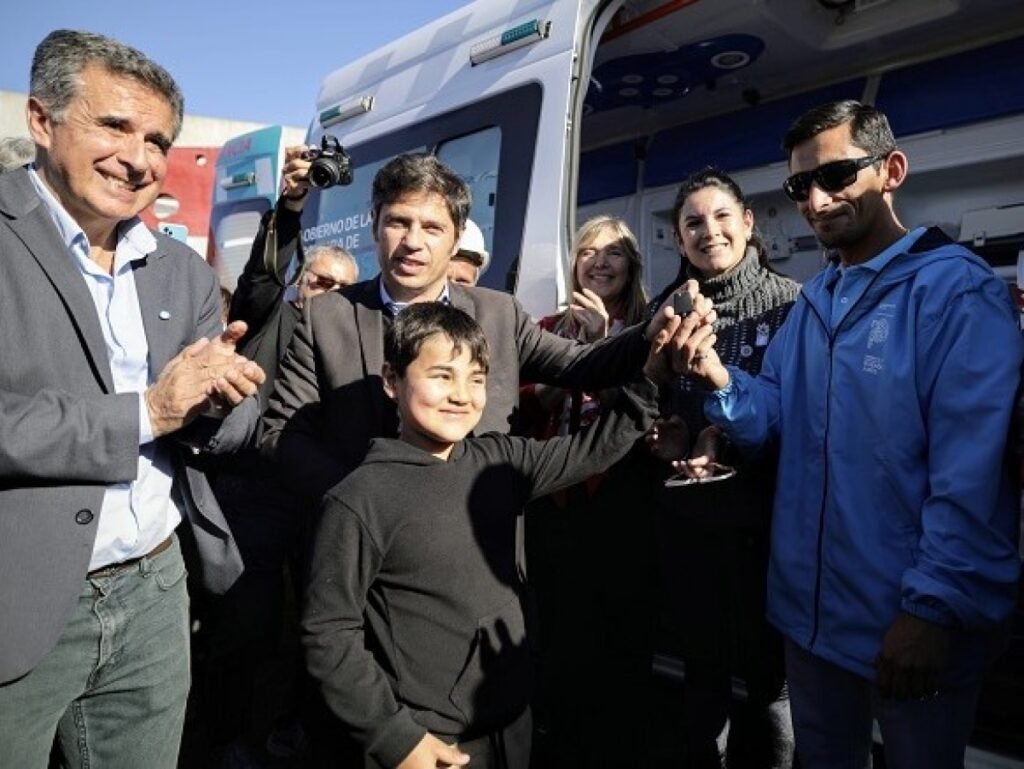 Kicillof critica la quita de recursos y entrega ambulancias en Rivadavia