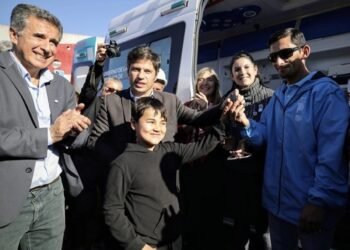 Kicillof critica la quita de recursos y entrega ambulancias en Rivadavia