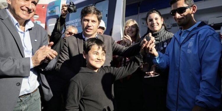 Kicillof critica la quita de recursos y entrega ambulancias en Rivadavia