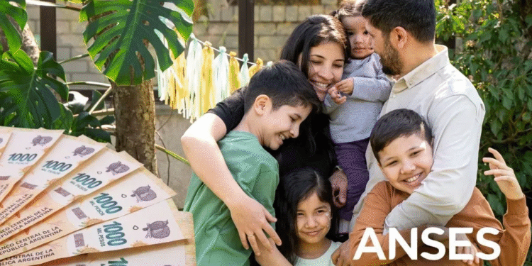 Aumentan los montos de la AUH: ¿cómo presentar la Libreta para cobrar?