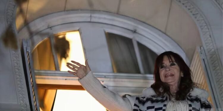 Cristina Fernández cumplirá prisión domiciliaria tras condena de seis años