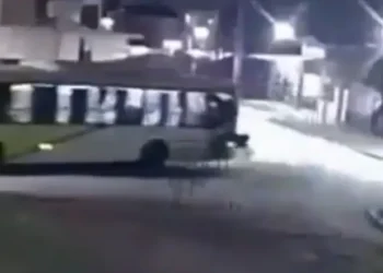 Un pasajero cae de un colectivo en Budge tras desprendimiento de ventanilla