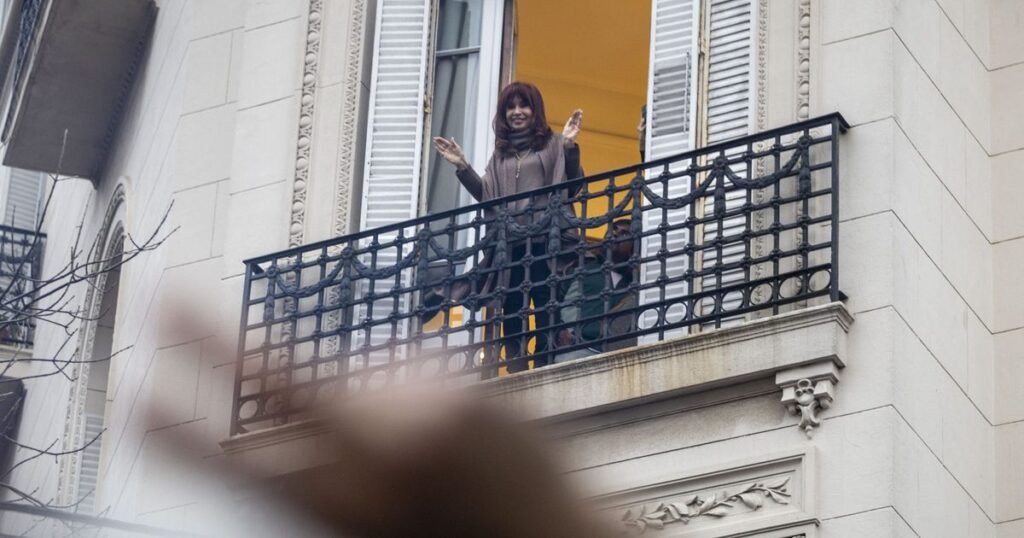 Cristina Kirchner desafía a sus opositores desde Plaza de Mayo y asegura: "Vamos a volver"