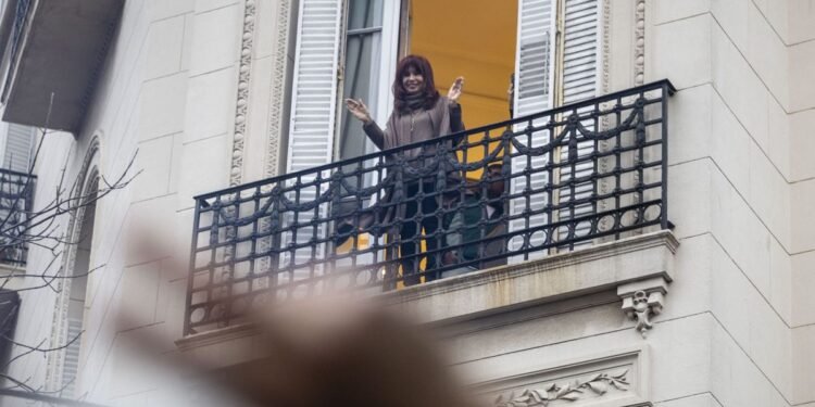 Cristina Kirchner desafía a sus opositores desde Plaza de Mayo y asegura: "Vamos a volver"