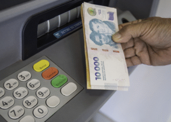 Comisiones por retirar efectivo superan los $5.000 en varios bancos