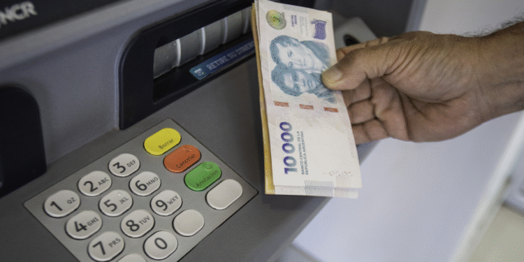 Comisiones por retirar efectivo superan los $5.000 en varios bancos