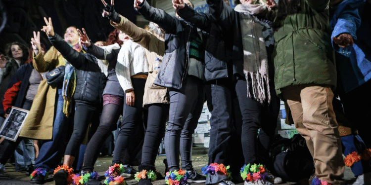 Mujeres llevan "tobilleras del amor" en apoyo a Cristina Kirchner