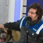 Milei presenta a su perro Conan y dona un millón a refugios de animales