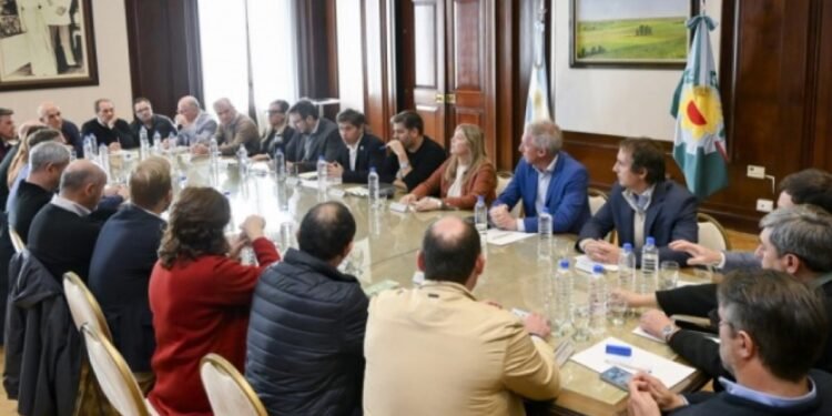 Kicillof impulsa convenios de leasing para fortalecer municipios bonaerenses