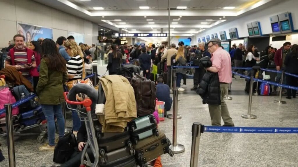 Pilotos advierten sobre posible cancelación de vuelos en vacaciones de invierno