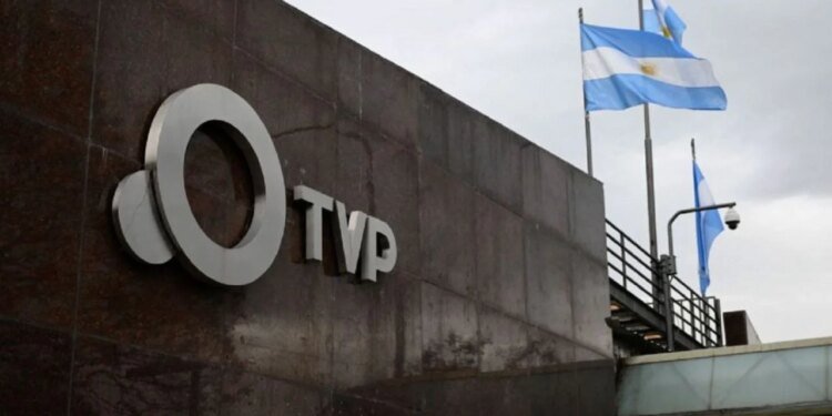 Milei avanza con despidos masivos en medios públicos para reducir costos