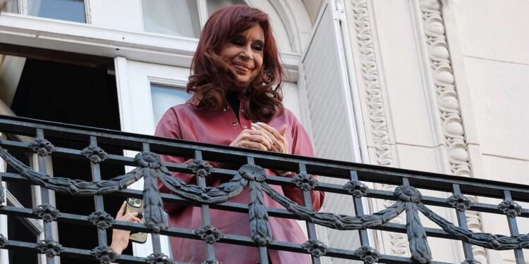 Banderazo en apoyo a Cristina Kirchner en el Día de la Bandera en CABA