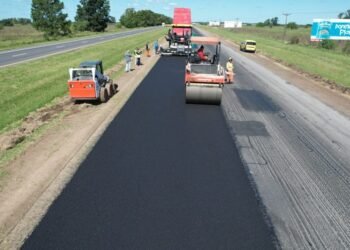 Kicillof impulsa la repavimentación de la Ruta 2 para mejorar la seguridad vial
