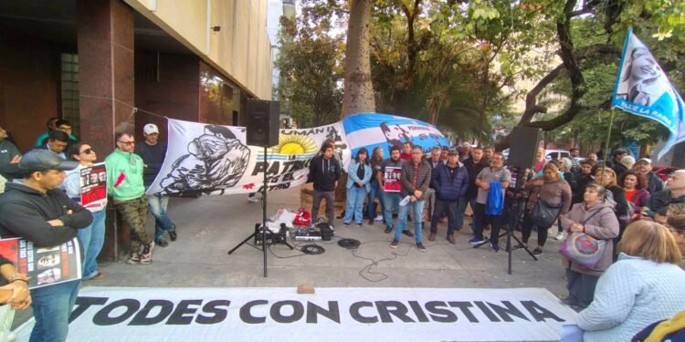 Gobierno descuenta salarios a empleados que participen en el paro por Kirchner