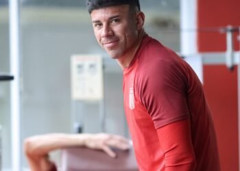 Estudiantes se enfoca en Vélez mientras Mansilla busca su futuro