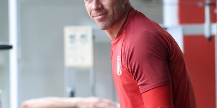 Estudiantes se enfoca en Vélez mientras Mansilla busca su futuro