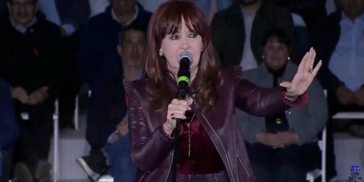 Cristina Kirchner desafía a sus críticos y lanza fuerte crítica a Milei