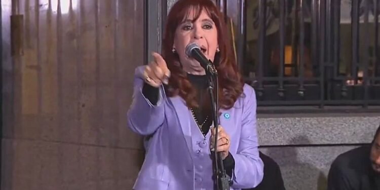 Cristina Kirchner desafía al Poder Judicial: "Estaré presa, pero la gente peor"