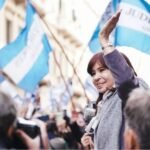 Masiva movilización en apoyo a Cristina Kirchner ante su llegada a tribunales