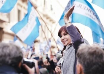 Masiva movilización en apoyo a Cristina Kirchner ante su llegada a tribunales